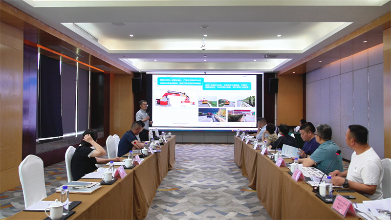 新能源公路绿篱修剪机新品发布与推介会在烟台召开